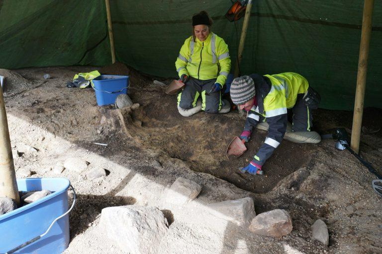 Брошь в виде черепахи и вышивку бисером обнаружили археологи в гробнице женщины-викинга (фото)