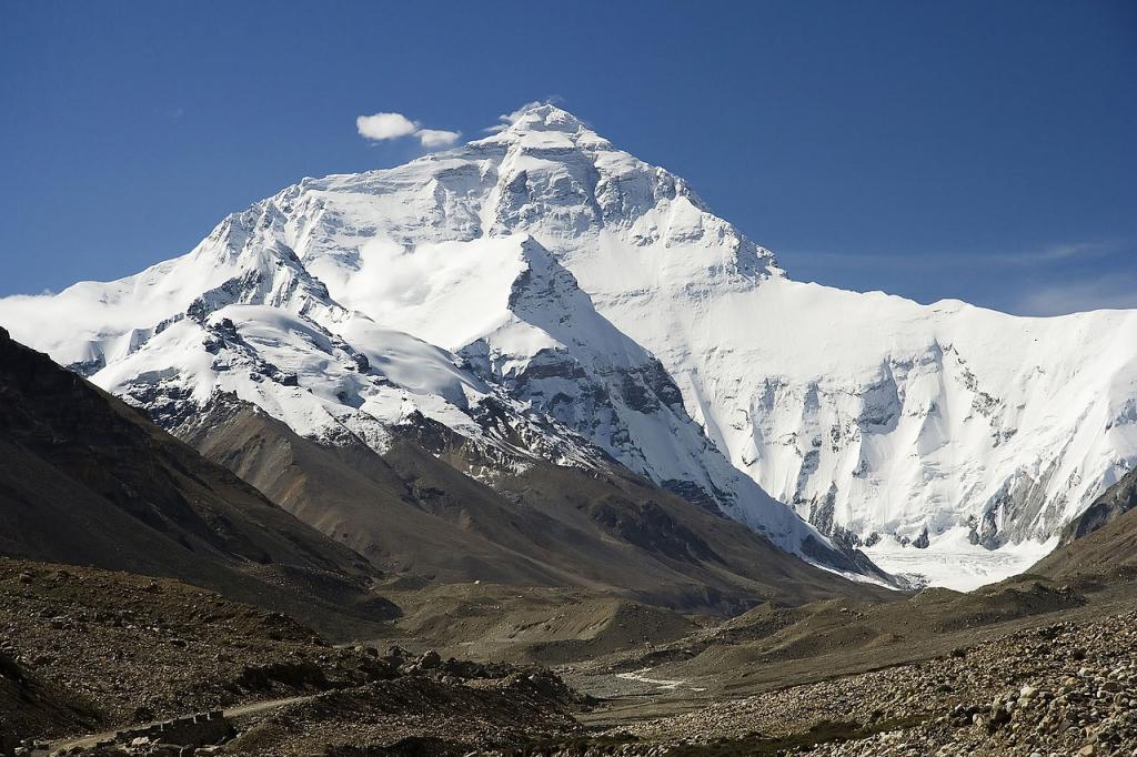 Неприятное открытие: ученые обнаружили следы микропластика в снегах Эвереста на высоте "мертвой" зоны – выше 7000 метров