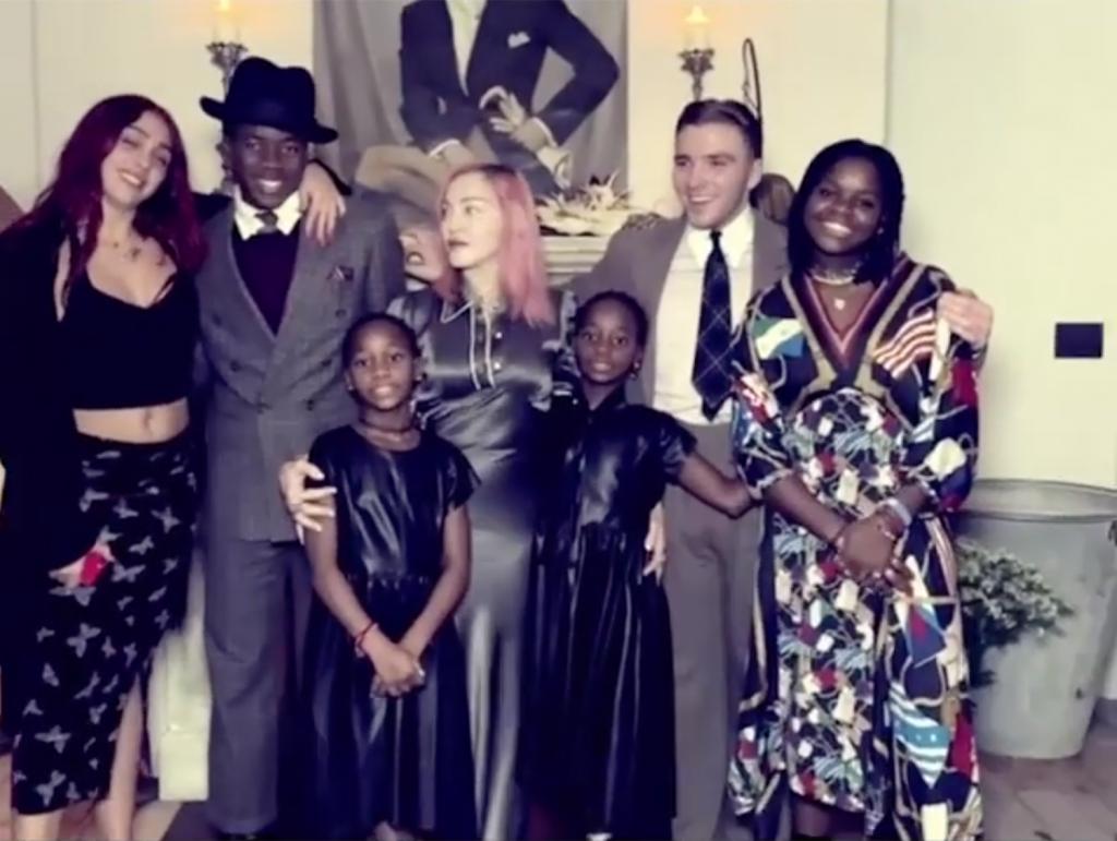 Самый запоминающийся День благодарения: редкое событие – на семейном празднике Мадонна собрала всех своих шестерых детей