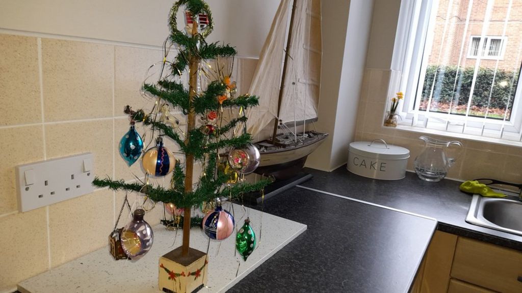 Пережила бомбы Гитлера и восемь переездов: как выглядит самая старая искусственная рождественская елка в Великобритании