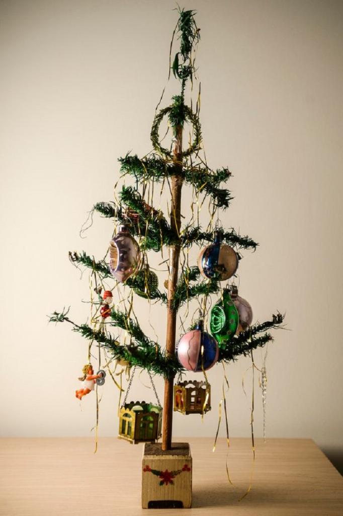 Пережила бомбы Гитлера и восемь переездов: как выглядит самая старая искусственная рождественская елка в Великобритании