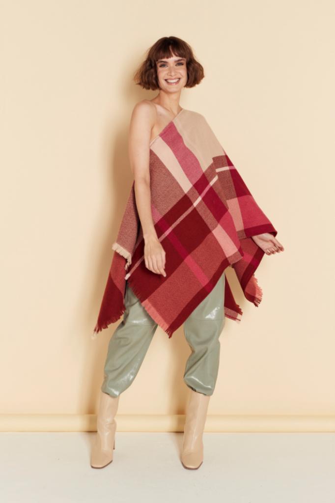 Юбка, платье, топ: 5 предметов зимнего гардероба, которые может заменить один шерстяной шарф (стильные образы)