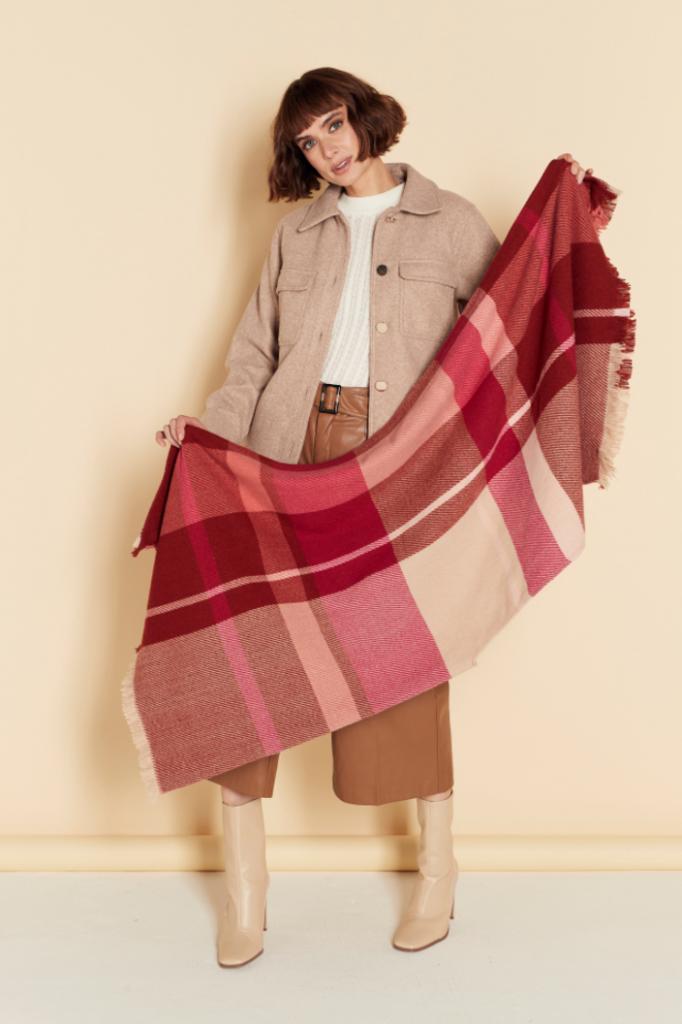 Юбка, платье, топ: 5 предметов зимнего гардероба, которые может заменить один шерстяной шарф (стильные образы)
