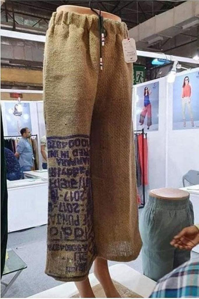 «Это же мешок из-под картофеля!»: индиец выставил в Twitter фото брюк из мешковины, люди отреагировали своеобразно
