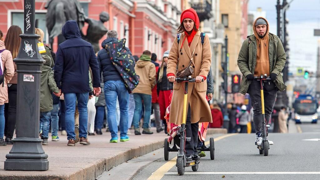 Пешеход - главный, и больше 20 км/ч не разгоняться: в России планируют разработать правила для пользователей электросамокатов