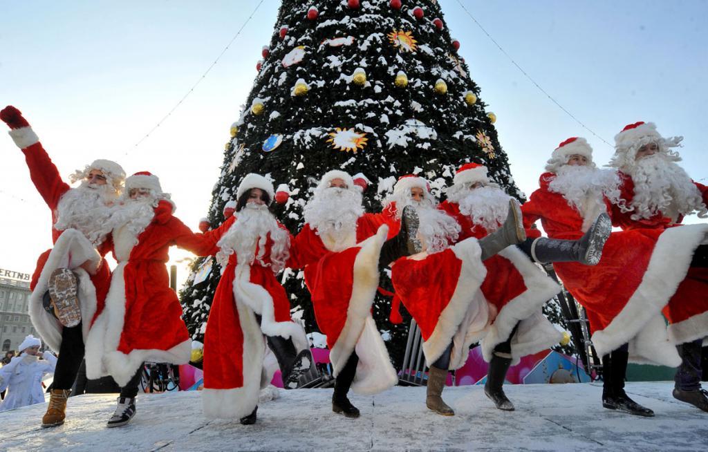 Сидим по домам: 75 % россиян одобряют предложение отменить традиционные новогодние мероприятия и гулянья в этом году