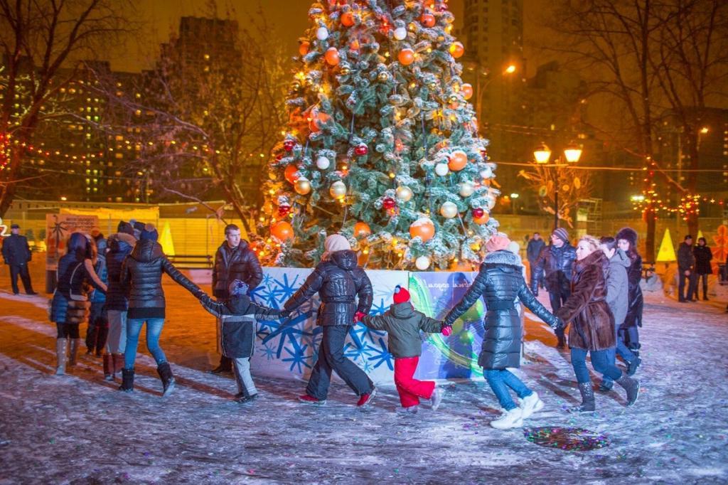 Сидим по домам: 75 % россиян одобряют предложение отменить традиционные новогодние мероприятия и гулянья в этом году