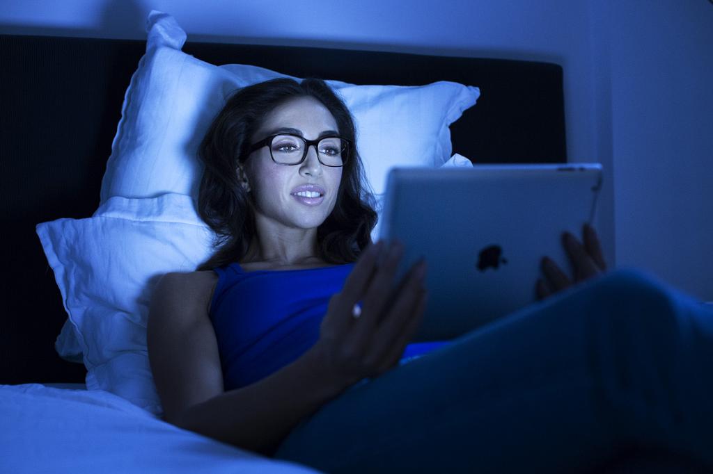 Фильтрация синего света ускорит засыпание: очки, фильтрующие синий свет, способны улучшить сон