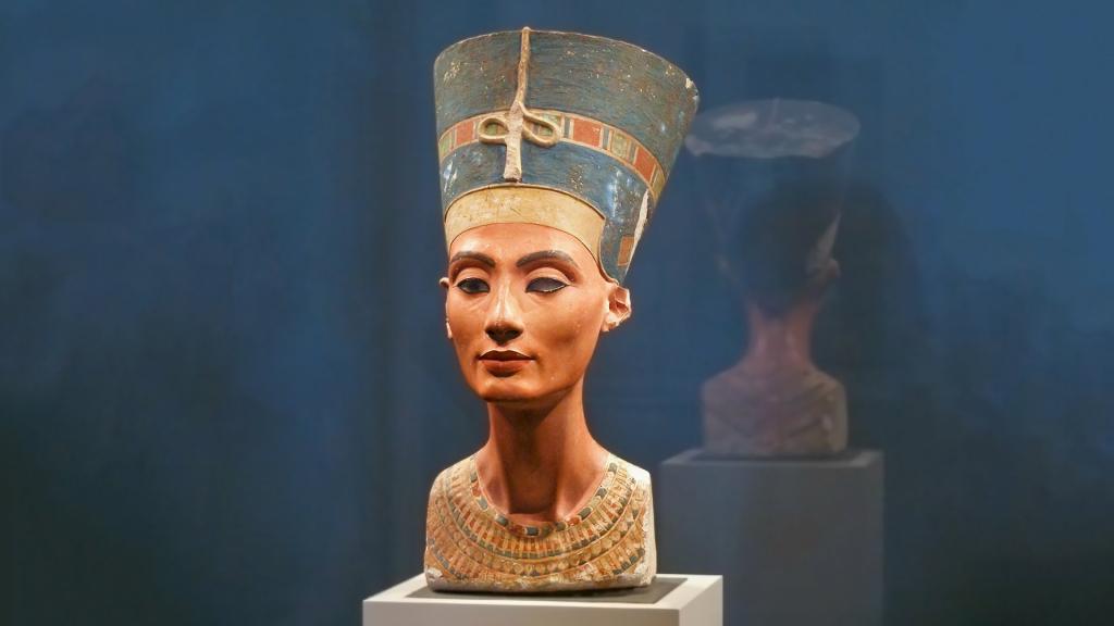 6 декабря 1912 года при раскопках в египетской Амарне был обнаружен бюст Нефертити – царицы с безграничной властью и виртуозным умением убеждать