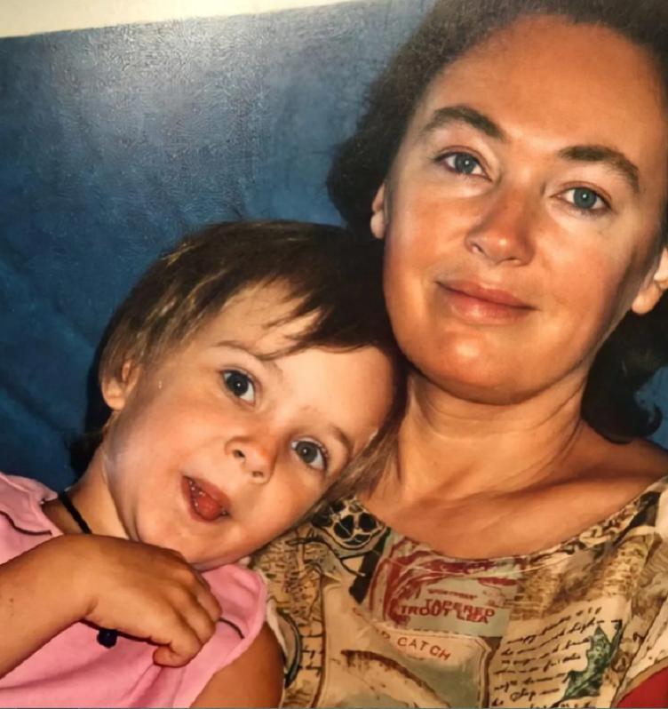 Дочь Гузеевой Ольга Бухарова показала семейные фото своего детства
