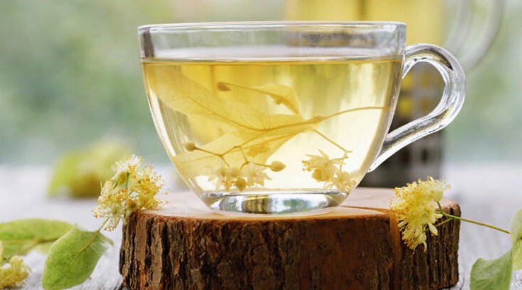 Что призойдет с организмом, если каждый день выпивать по 2 чашки липового чая: он расслабляет дыхательные пути