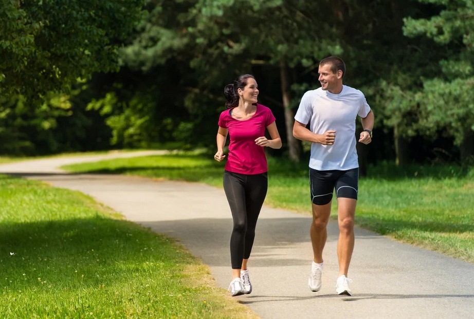 Что эффективнее для похудения - бег или ходьба: медэксперт Патрик Ив утверждает, что ходить полезнее