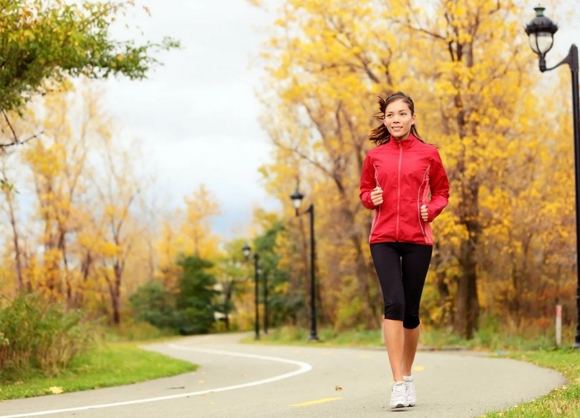 Что эффективнее для похудения - бег или ходьба: медэксперт Патрик Ив утверждает, что ходить полезнее