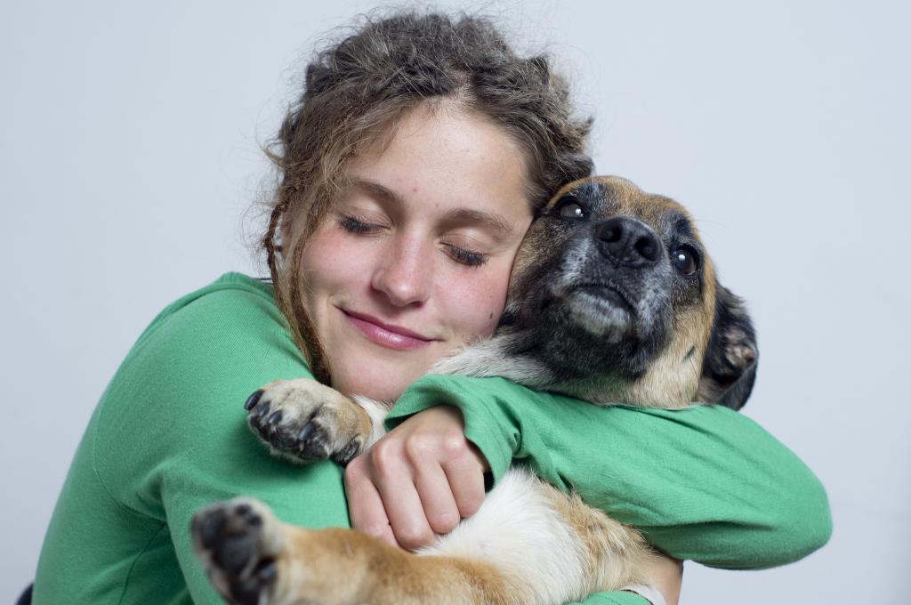 Стоит ли обнимать собаку? Спорный вопрос, но кинологи делать этого не советуют