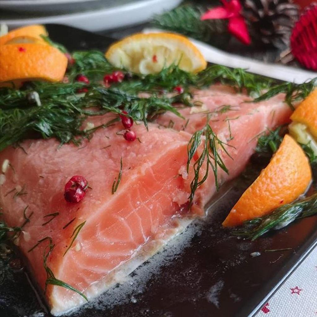 Красная рыба и цитрусы: названы самые аллергенные продукты новогоднего стола