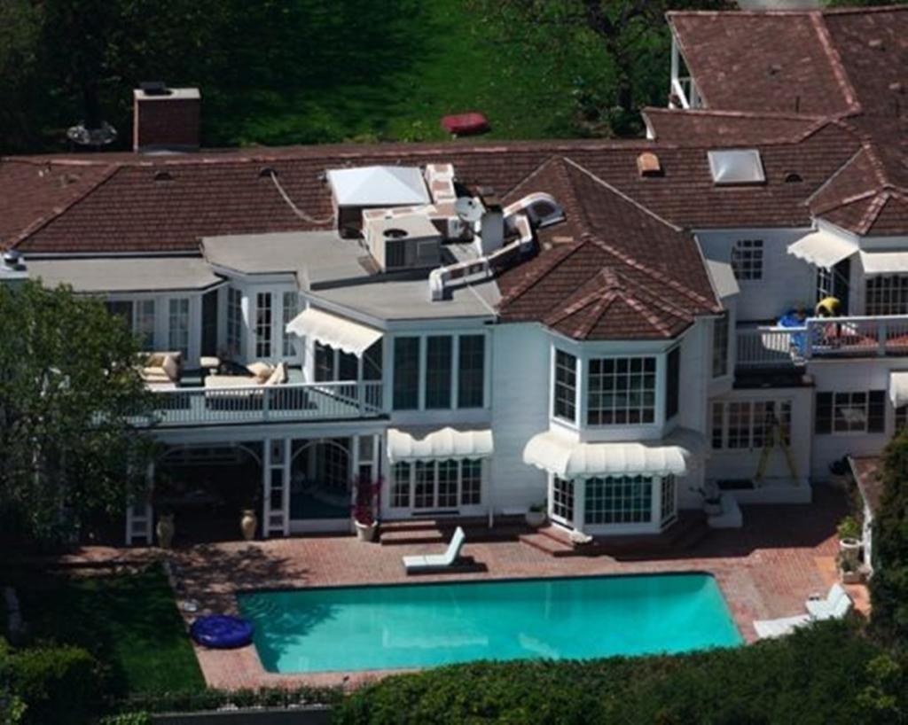 15 домов и гольф-кары: как тратит свои миллионы Адам Сэндлер