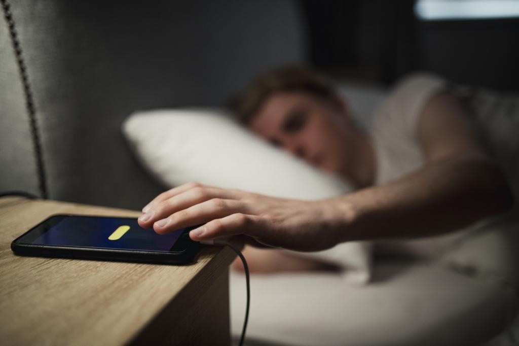 В зоне риска мозг и щитовидная железа: проблемы со здоровьем, к которым приводит засыпание "в обнимку" со смартфоном