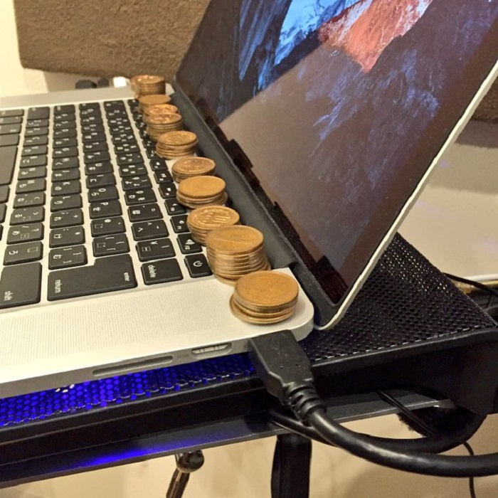 Парень выложил на своем ноутбуке монеты: так он решил основную проблему своего устройства