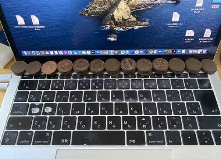 Парень выложил на своем ноутбуке монеты: так он решил основную проблему своего устройства