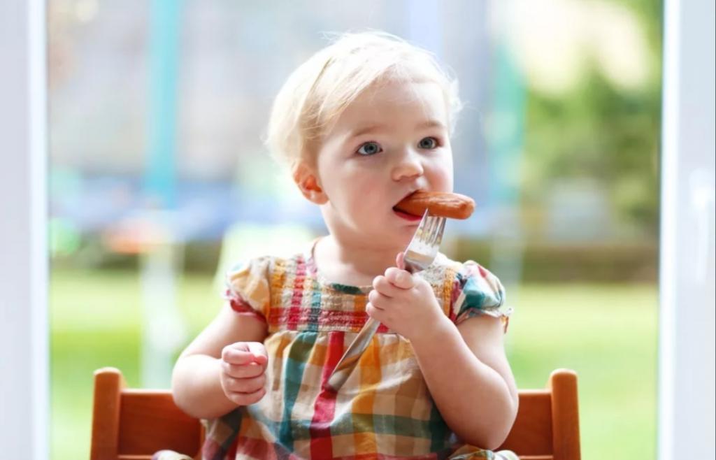 Орехи, мед и колбаса: что еще может навредить здоровью ребенка младше трех лет