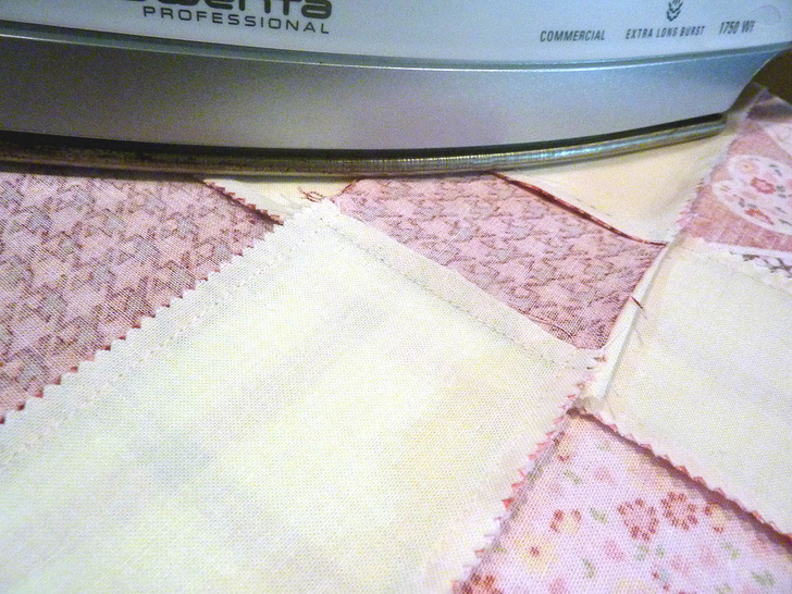 Сшила очень красивое лоскутное одеяло на подкладке из флиса. Оно теплое, мягкое и способ очень простой