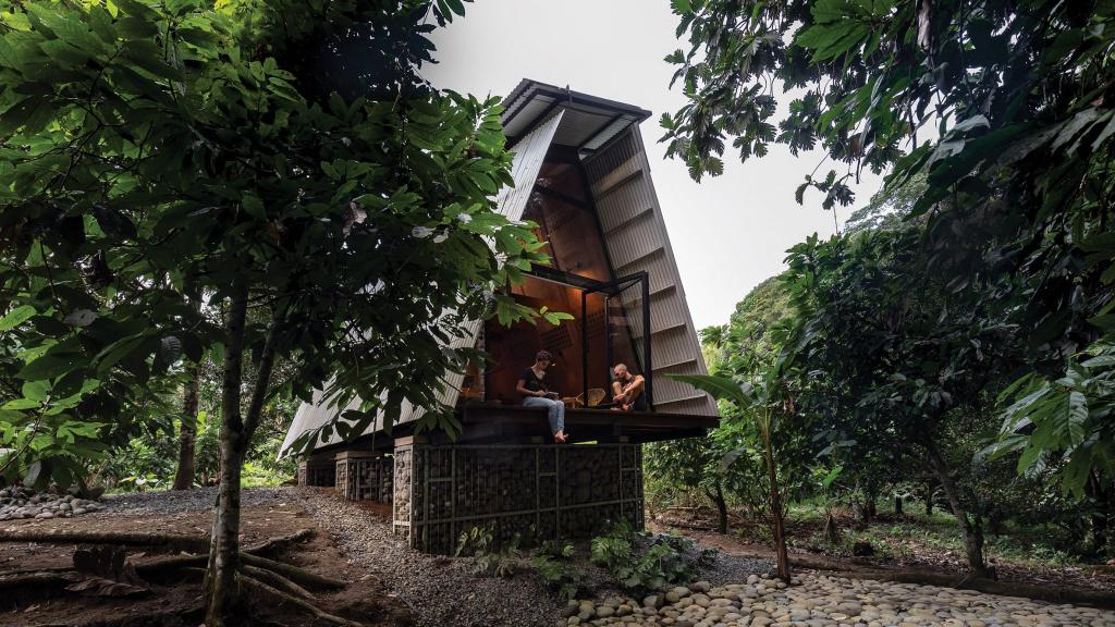 Архитекторы смастерили себе хижину посреди тропической фермы в Эквадоре. На самом деле от хижины там только название: фото