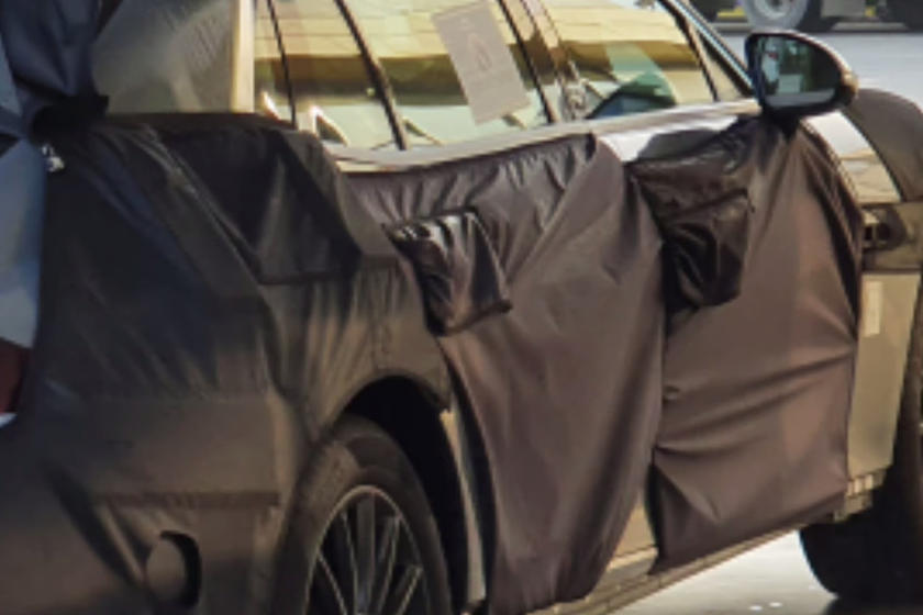 Поступит в продажу в 2022: новый седан Genesis G90 показали на шпионских фотографиях