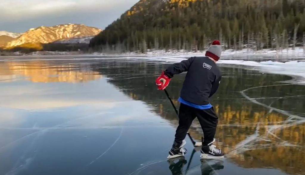 Семья вышла на середину озера, чтобы прокатиться на коньках (видео)