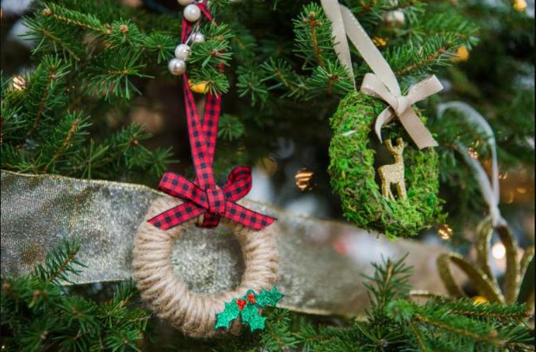 Эффектные мини-венки из мха для украшения новогодней елки: создаем необычные игрушки своими руками