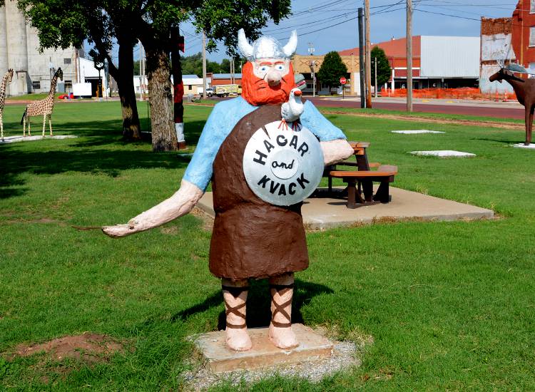 Канзас: парк с необычными статуями на территории заброшенного железнодорожного вокзала