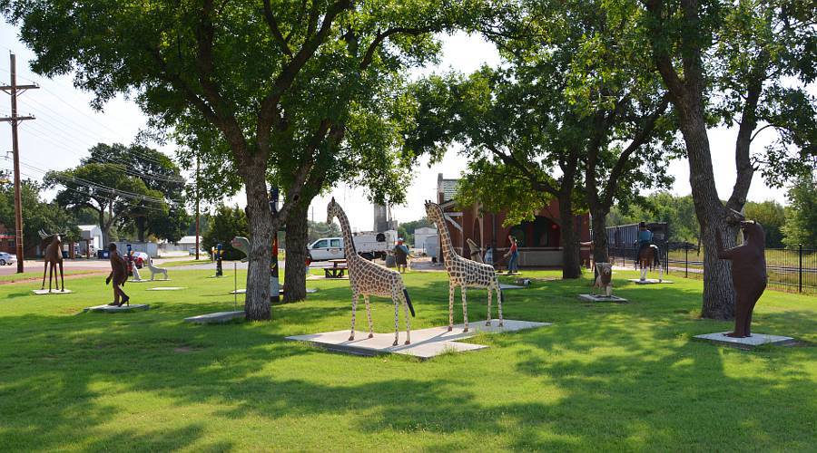 Канзас: парк с необычными статуями на территории заброшенного железнодорожного вокзала
