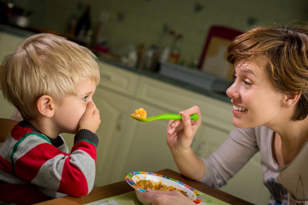 Мы не должны показывать ребенку, что нас беспокоит, сколько он ест: психолог дала советы родителям малоежек