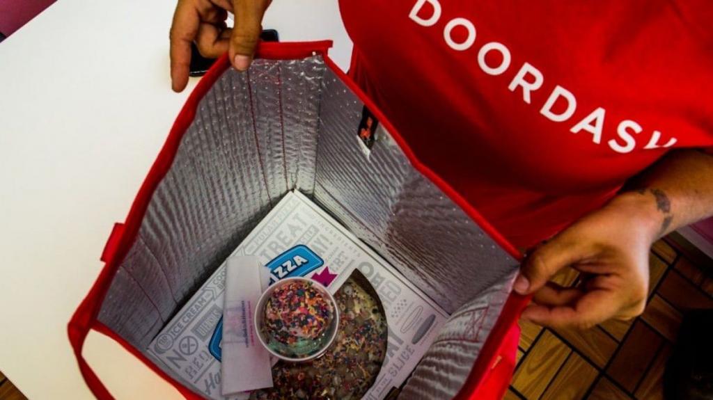 Фирма по доставке продуктов питания DoorDash вышла на IPO: на первичных торгах в Нью-Йорке ее оценили в 39 млрд $, чему способствует рост популярности услуги заказа еды во время пандемии