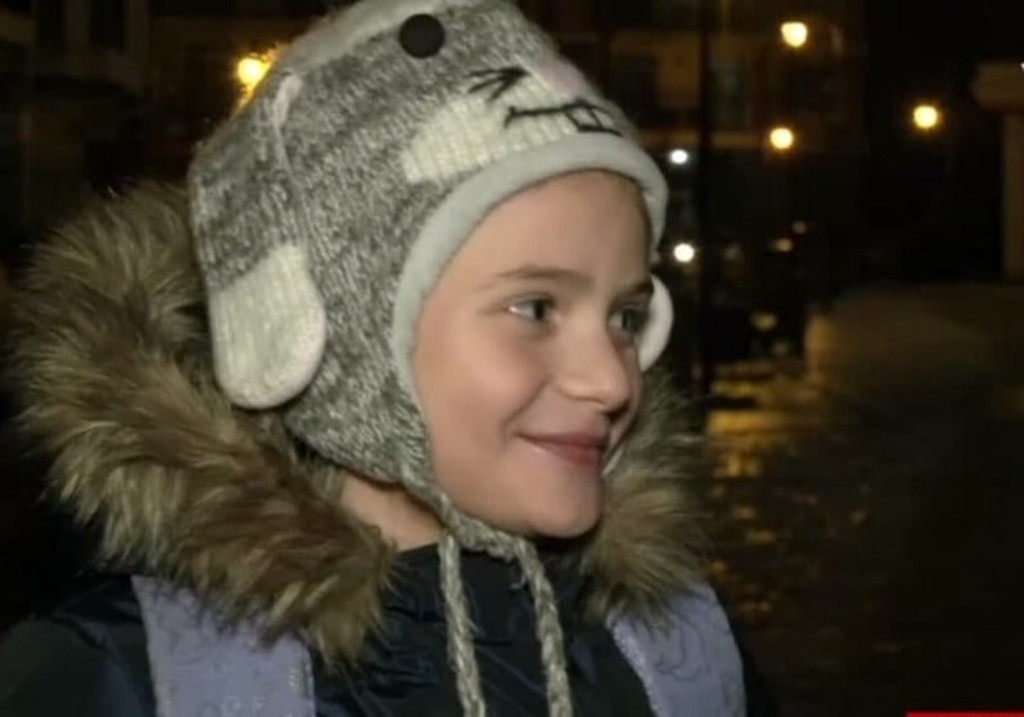 Упала на льду 40 раз и стала звездой Интернета. Как киевская школьница "покоряла" Андреевский спуск (видео)