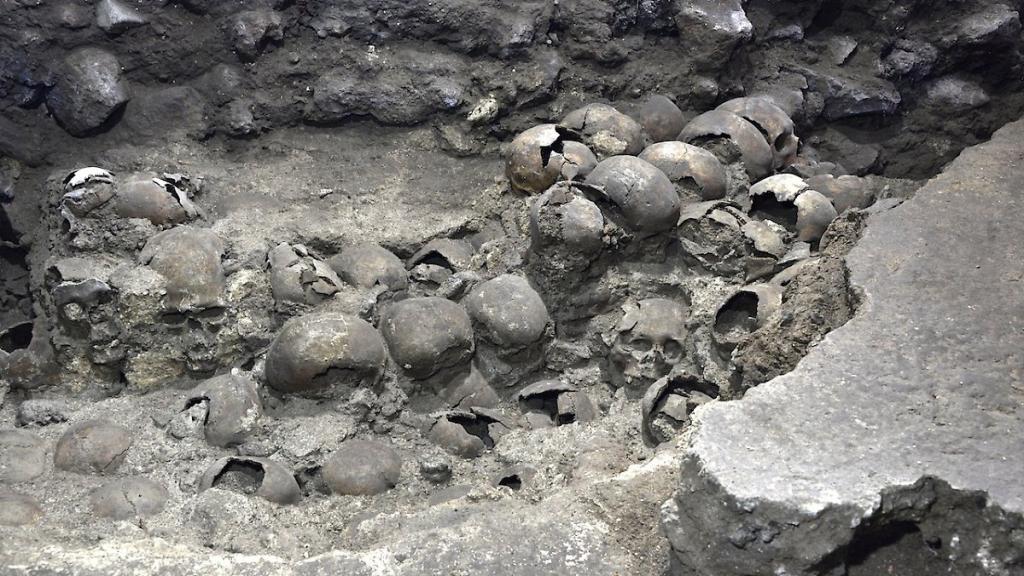 Археологическая находка времен ацтеков - в Мехико нашли «стену черепов» (фото)