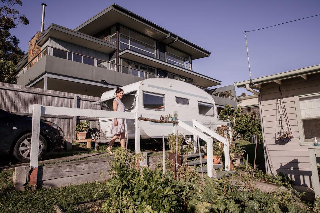 Как пара превратила полуразрушенный дом на колесах в уютное семейное убежище