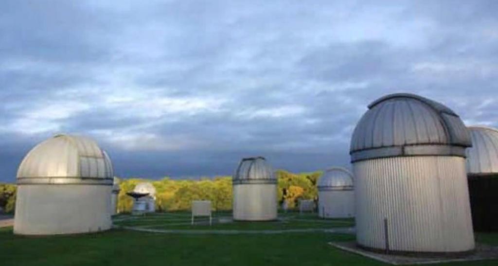 Камера-обскура из пивной банки, установленная британским студентом-искусствоведом на телескоп обсерватории в 2012 году, регистрировала восходы и закаты солнца в течение 2953 дней