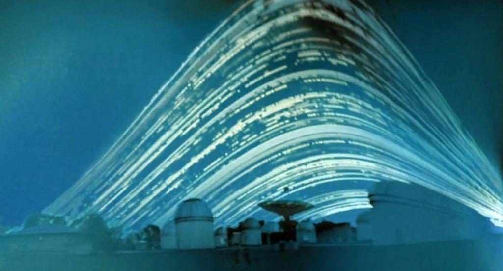 Камера-обскура из пивной банки, установленная британским студентом-искусствоведом на телескоп обсерватории в 2012 году, регистрировала восходы и закаты солнца в течение 2953 дней