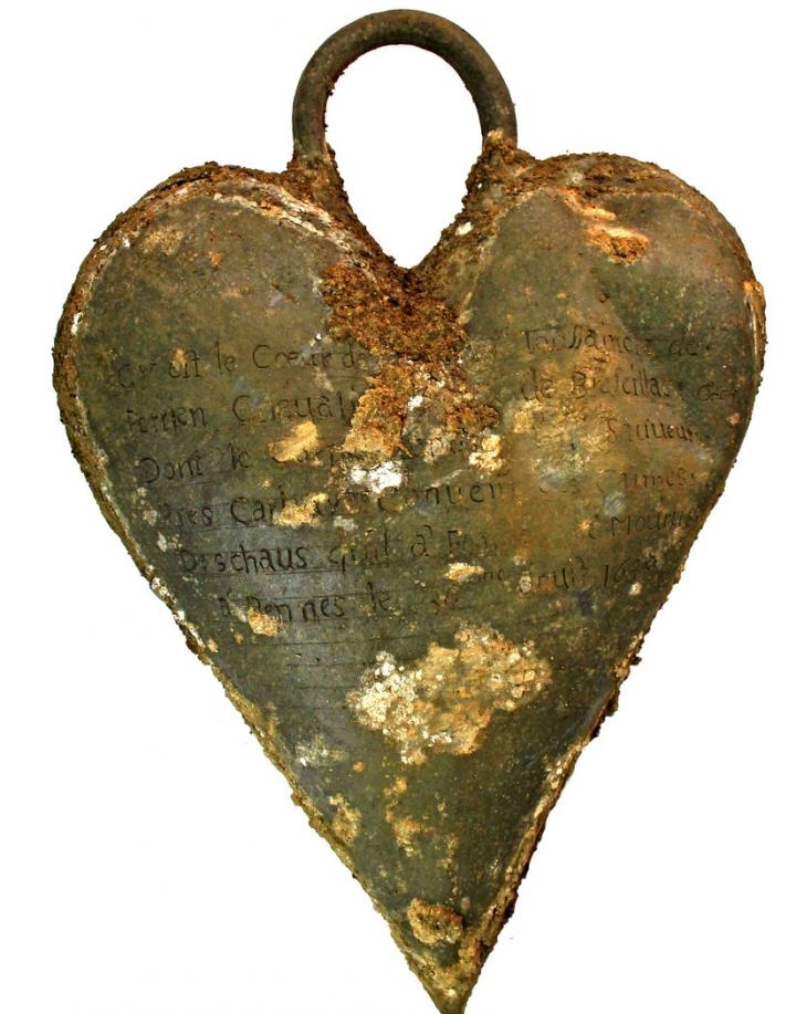 Саркофаг XVII–XVIII вв., украшенный каменным сердцем, обнаружили французские археологи (фото)