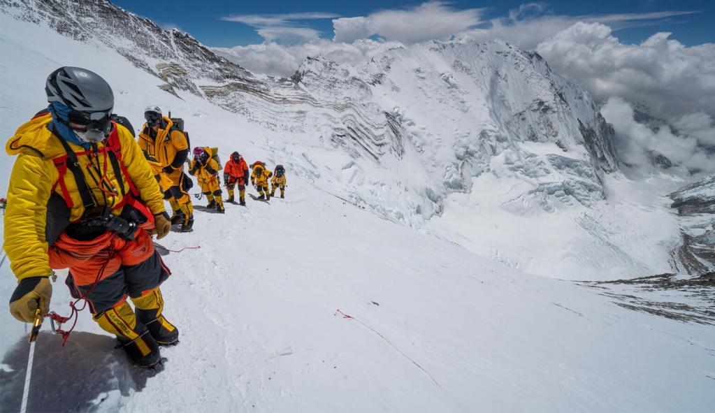Экспедиция National Geographic добыла ледяное ядро с самой "крыши" планеты: какие открытия это принесет, пока остается вопросом