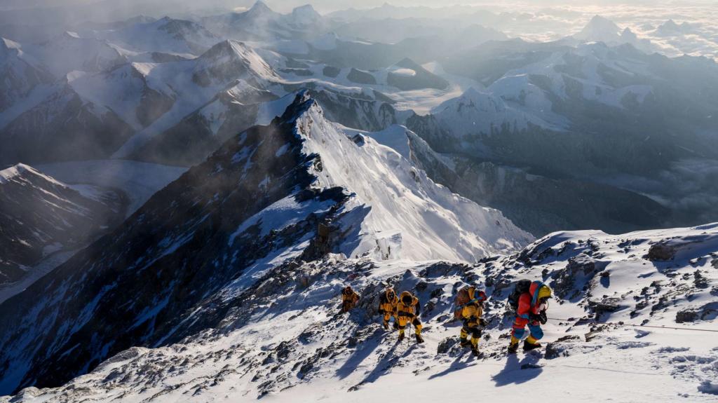 Экспедиция National Geographic добыла ледяное ядро с самой "крыши" планеты: какие открытия это принесет, пока остается вопросом