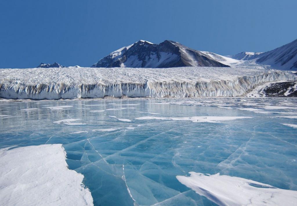 На Антарктиде отмечается необычная сейсмическая активность: за последние 4 месяца произошло более 30 000 подземных толчков, что связано с движением тектонических плит