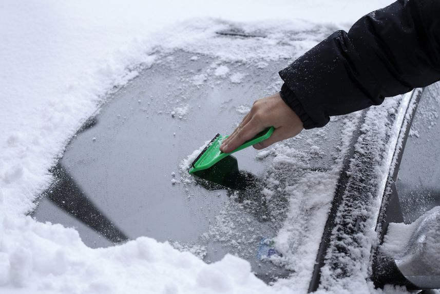 Как правильно и неправильно очистить машину от льда и снега. Помимо простого скребка есть еще несколько способов очистки: прогреть машину, избегать горячей воды, соли и другие
