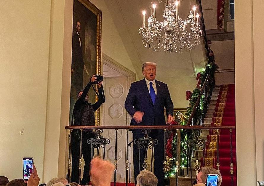 Дональд и Мелания Трамп позируют в одинаковых смокингах для своего последнего снимка в качестве президента и первой леди: 10 фото из Белого дома и видео