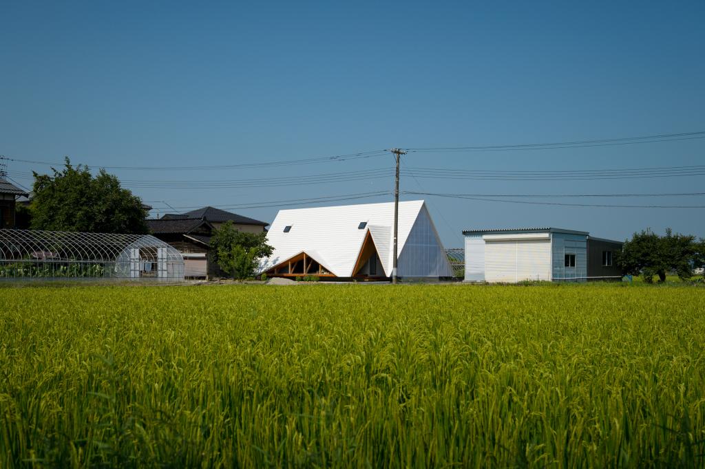 Семья из Японии попросила построить им деревенский шатровый дом. Он выглядит как палатка