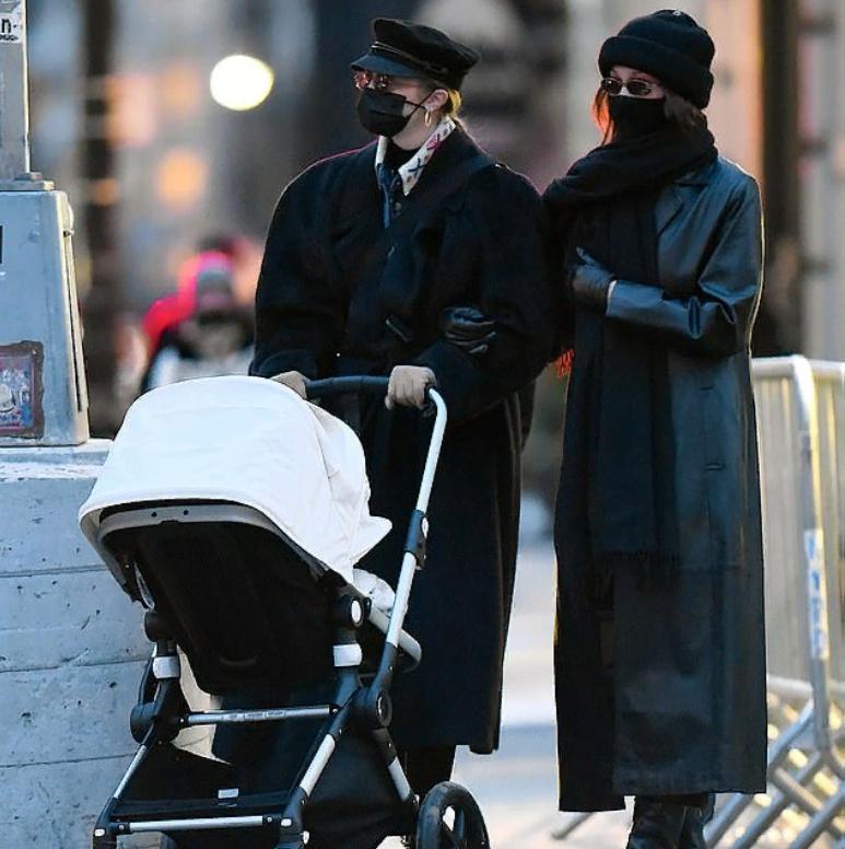 Мода - модой, а безопасность превыше всего: Джиджи Хадид замечена в вязаном зимнем пальто, дизайнерской шляпке от Louis Vuitton и черной маске для лица во время прогулки