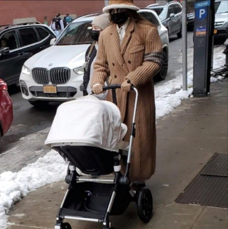 Мода - модой, а безопасность превыше всего: Джиджи Хадид замечена в вязаном зимнем пальто, дизайнерской шляпке от Louis Vuitton и черной маске для лица во время прогулки