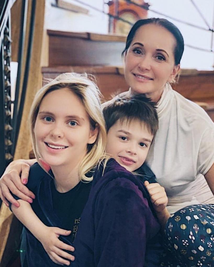 "Моя сила, моя жизнь": актриса Ольга Кабо поделилась архивным семейным фото и рассказала, чем сейчас занимаются ее дети