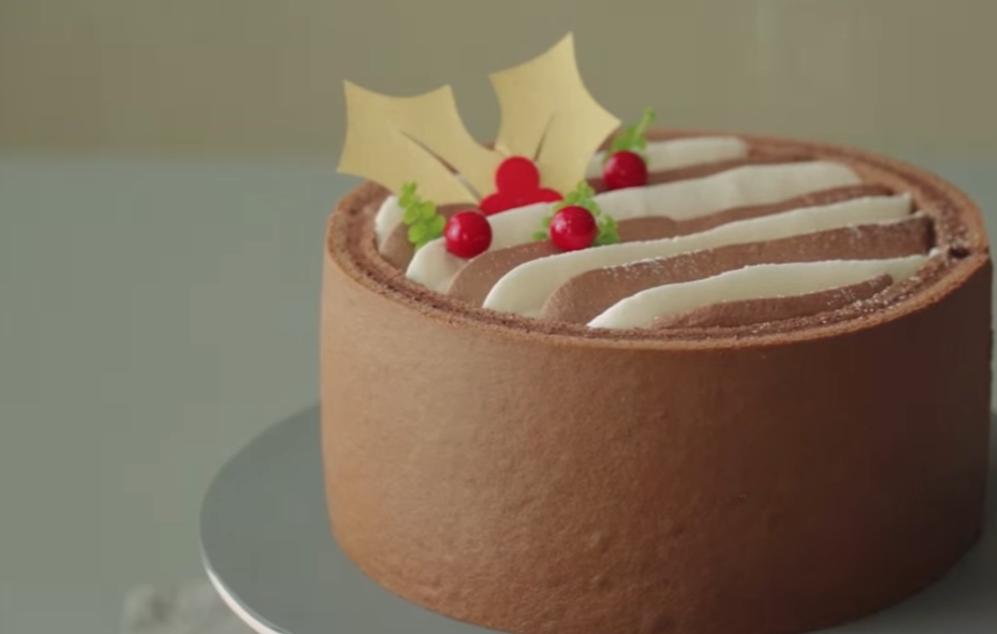 Аппетитный шоколадный тортик с большим количеством сливочного крема станет частью рождественской сказки