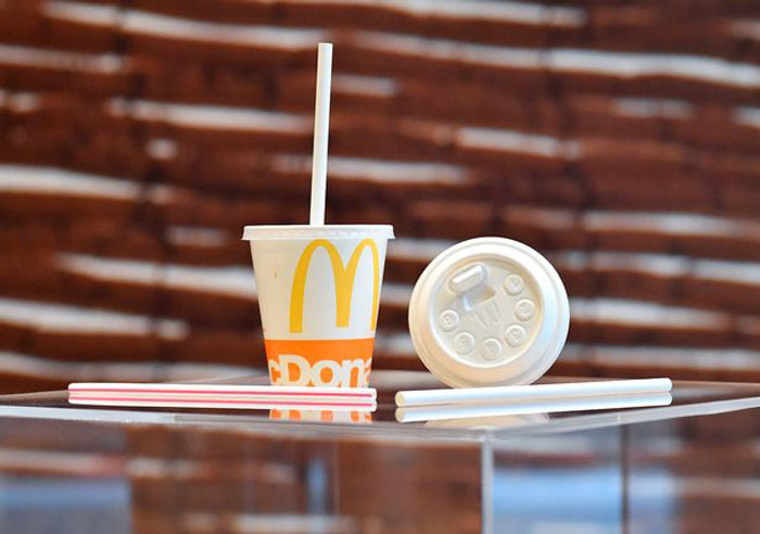 Бывший сотрудник McDonald's поделился секретами профессии, в том числе рассказал, почему соломинки для напитков такие толстые